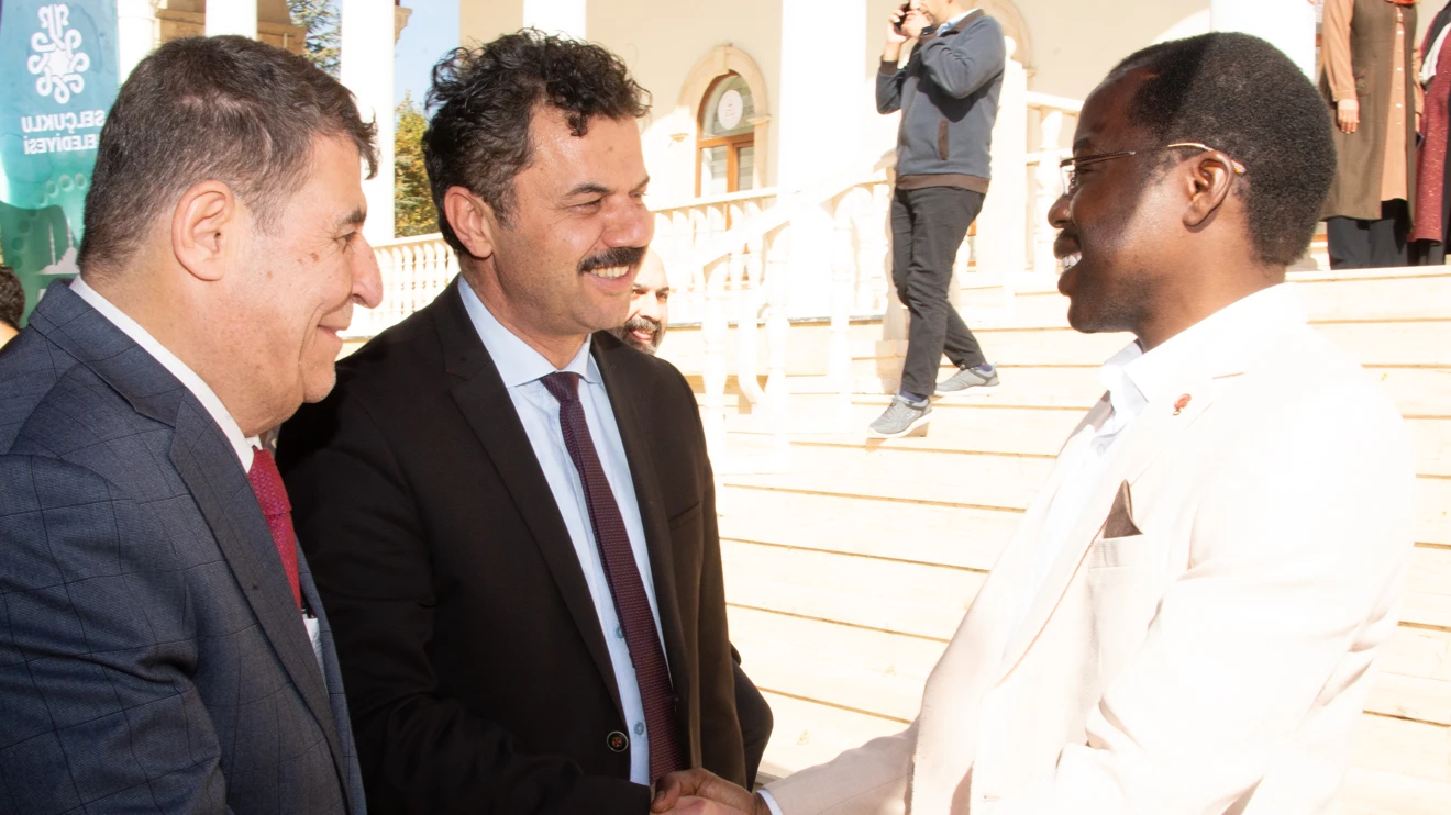 Başkan Pekyatırmacı ve Rektör Yılmaz, cuma namazı sonrası öğrenciler ve personelle buluştu